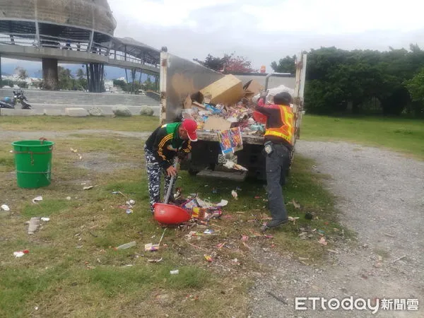 ▲台東市海濱公園及國際地標，春節連假垃圾留滿地。（圖／記者楊漢聲翻攝）