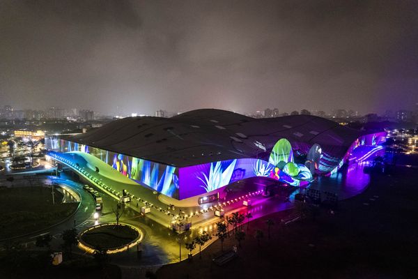 ▲▼島嶼記憶‧光舟劇場由高雄市政府攜手衛武營，共同推出台灣史上少見、長達381公尺的巨幅光影展演。（圖／劉振祥攝／衛武營國家藝術文化中心提供）