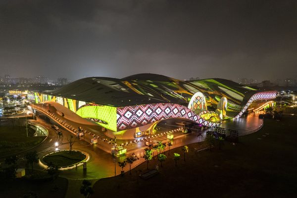 ▲▼島嶼記憶‧光舟劇場由高雄市政府攜手衛武營，共同推出台灣史上少見、長達381公尺的巨幅光影展演。（圖／劉振祥攝／衛武營國家藝術文化中心提供）