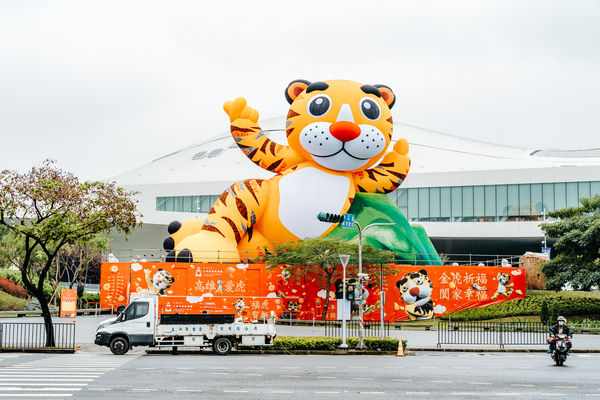 ▲▼衛武營打造「衛武營愛虎親子創意特區」有20公尺超大可愛老虎。（圖／衛武營提供）