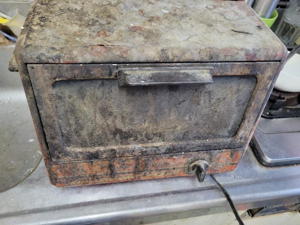 ▲▼過年發現恐怖烤箱想丟&hellip;媽氣罵「這很好用！」　網一看內部照傻了。（圖／翻攝自爆廢公社）