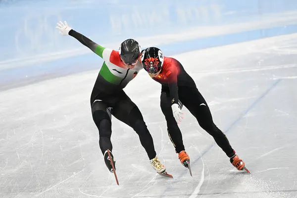 ▲▼ 北京冬奧男子1000公尺競速滑冰中國金包銀，中國任子威在終點線前與匈牙利華裔好手劉少林發生推擠            。（圖／CFP）