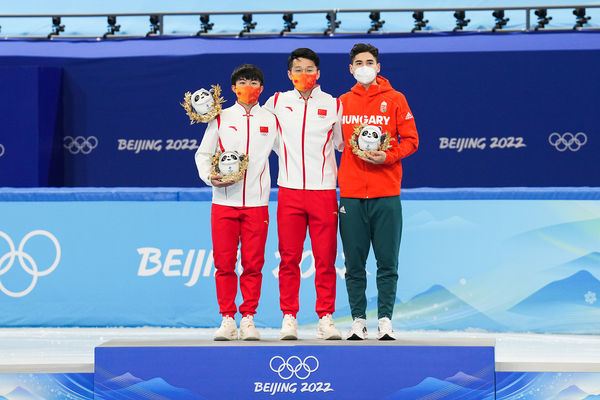 ▲▼ 北京冬奧男子1000公尺競速滑冰中國金包銀，中國任子威在終點線前與匈牙利華裔好手劉少林發生推擠            。（圖／CFP）
