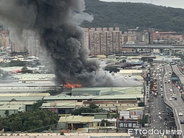 ▲▼新北泰山區工廠火警。（圖／翻攝自記者爆料網）