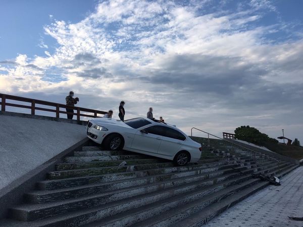 ▲▼有車輛不慎開上茄萣區濱海公路海堤階梯。（圖／記者賴文萱翻攝）