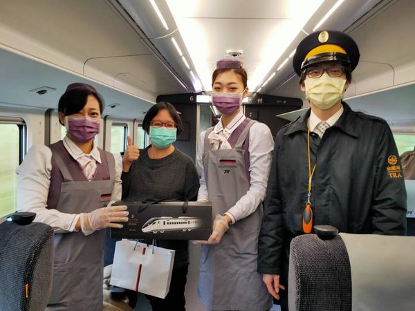 ▲▼台鐵最新EMU3000商務騰雲座艙第1萬名旅客誕生。（圖／台鐵提供）