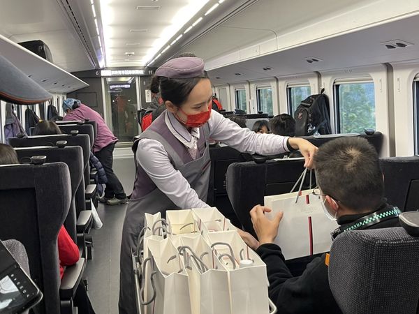 ▲▼台鐵最新EMU3000商務騰雲座艙第1萬名旅客誕生。（圖／台鐵提供）