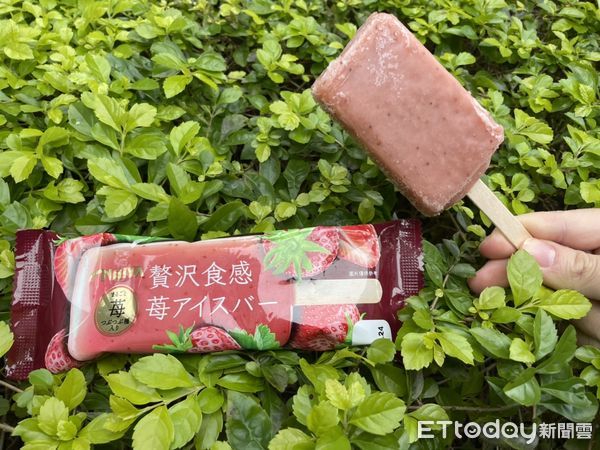 ▲▼7-11 3款草莓季冰品。（圖／記者周姈姈攝）