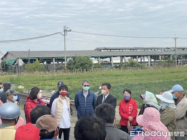 ▲紅蔥頭價格從年前一路崩跌，台南市蔥農叫苦連天，台南市議會郭信良議長，與陳亭妃委員等人現勘，期盼市府積極因應，才能讓農民們安心。（圖／記者林悅翻攝）