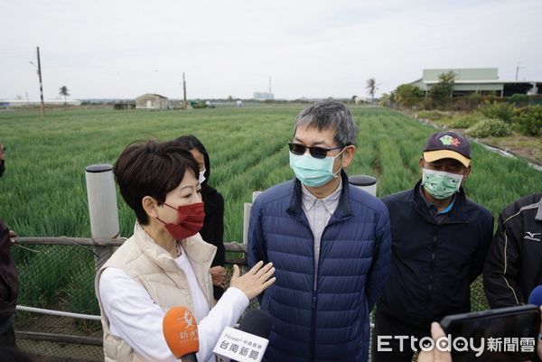 ▲立委陳亭妃、台南市議長郭信良、城西里里長嚴文正，邀集農糧署官員，到紅蔥頭產地之一的安南區會勘，陳亭妃籲農委會出面處理保價收購。（圖／記者林悅翻攝，下同）