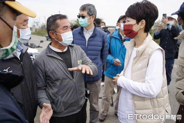 ▲立委陳亭妃、台南市議長郭信良、城西里里長嚴文正，邀集農糧署官員，到紅蔥頭產地之一的安南區會勘，陳亭妃籲農委會出面處理保價收購。（圖／記者林悅翻攝，下同）