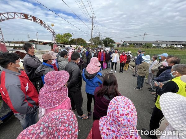 ▲立委陳亭妃、台南市議長郭信良、城西里里長嚴文正，邀集農糧署官員，到紅蔥頭產地之一的安南區會勘，陳亭妃籲農委會出面處理保價收購。（圖／記者林悅翻攝，下同）