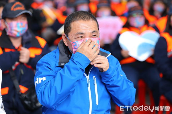 ▲▼春節期間垃圾量激增，基層環保人員工作負荷加重。為慰勉基層環保人員的辛勞，新北市長侯友宜選在年後工作量較少的時刻，前往永和區資源回收廠犒賞員工，致贈春節大禮。（圖／記者湯興漢攝）