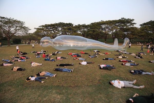 ▲▼跟著《空氣人》躺在衛武營草地上深呼吸。（圖／旅奇傳媒提供）