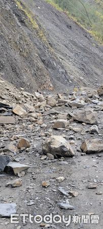 ▲天雨加上地震又讓力行產業道路出現大量落石而中斷。（圖／民眾提供）