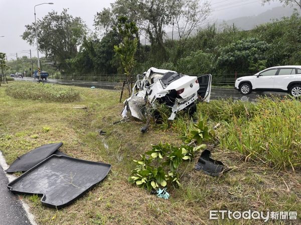 ▲白色自小客疑似因天雨路滑失控，自撞路旁燈桿，駕駛與乘客2人受傷送醫。（圖／鳯林分局提供，下同）