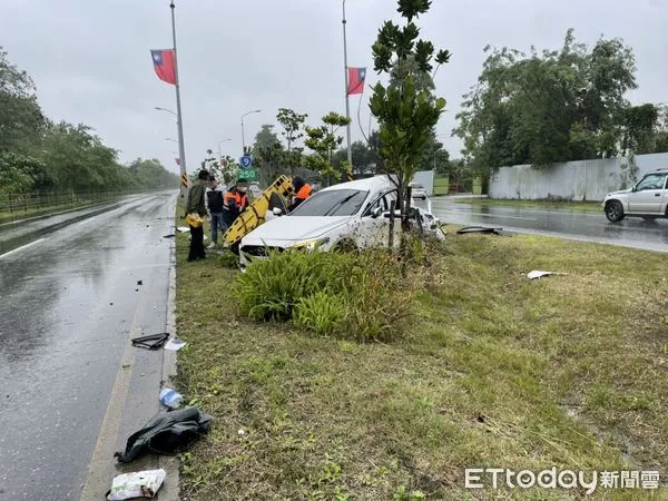 ▲白色自小客疑似因天雨路滑失控，自撞路旁燈桿，駕駛與乘客2人受傷送醫。（圖／鳯林分局提供，下同）