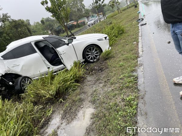 ▲白色自小客疑似因天雨路滑失控，自撞路旁燈桿，駕駛與乘客2人受傷送醫。（圖／鳯林分局提供，下同）