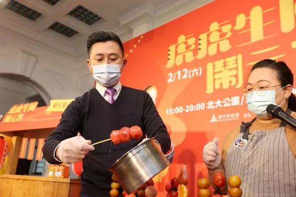 ▲市長林智堅現場製作「炸元宵糖葫蘆」，為熱騰騰的炸湯圓裹上糖衣。。（圖／新竹市政府提供）