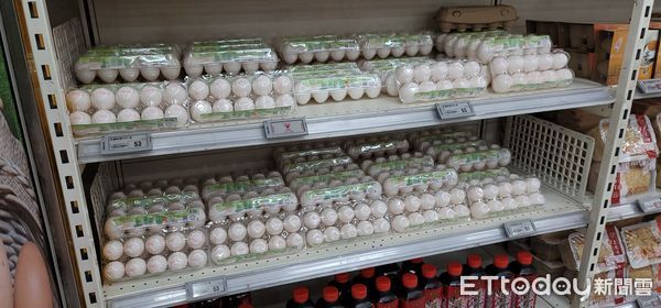 ▲▼北部年後缺蛋潮，記者走訪三大賣場，發現只有愛買雞蛋貨架上，還有雞蛋在架上，但每人限購一盒雞蛋。（圖／記者呂佳賢攝）