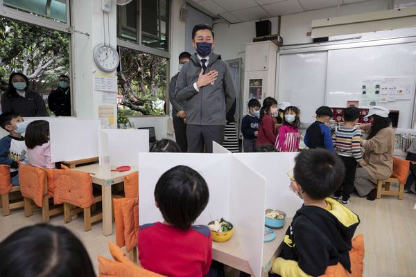 ▲市長林智堅視察幼兒園用餐使用隔板資料照。（圖／新竹市政府提供）