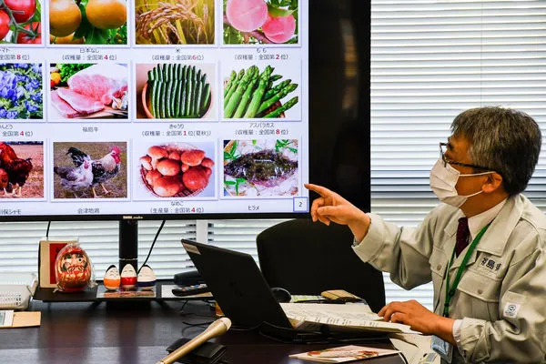 ▲▼日本農業技術中心官員正在介紹福島縣出產的農產品。（圖／達志影像）