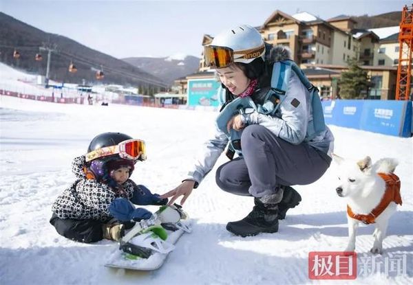 ▲1歲的女寶寶因滑雪模樣逗趣，登上北京冬奧開幕式宣傳片。（圖／翻攝極目新聞）