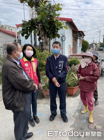 ▲台南市長黃偉哲關心紅蔥頭產銷情形，指示農業局副局長陳仲杰，陪同多位民意代表等人，前往產地關心紅蔥頭產銷，市府將啟動收購加工及行銷推廣平穩市場價格。（圖／記者林悅翻攝，下同）