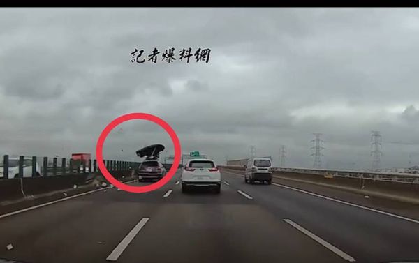 ▲2休旅車被鬆脫的行李箱蓋砸中。（圖／翻攝《記者爆料網》）