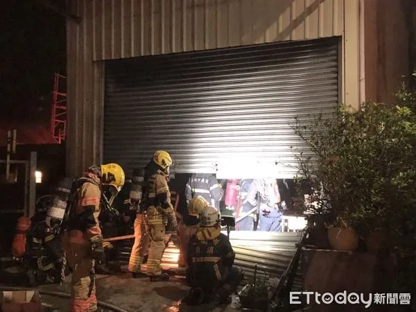 ▲台南市安南區城西街二段1處三層鐵皮建物晚上發生火警，消防人員全力射水搶救。（圖／民眾提供）