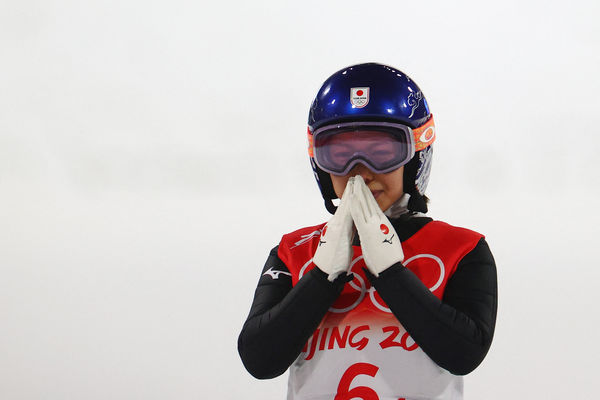 ▲日本滑雪女神高梨沙羅賽後崩潰爆哭 。（圖／路透，下同）