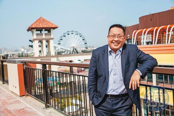 新光吳家第三代吳昕昌率領新光三越殺進Outlet市場。