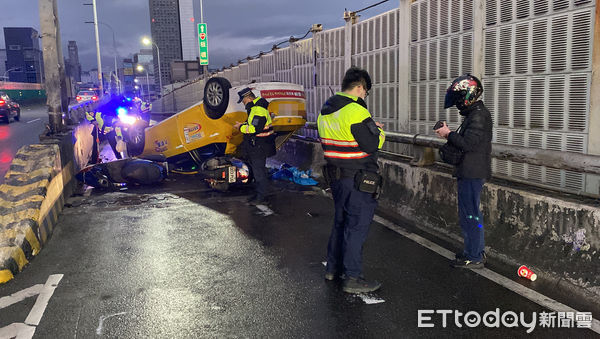 ▲▼計程車行經台1線高架橋自撞匝道安全島後翻車，波及2輛機車。（圖／記者游宗樺攝）