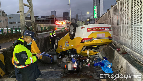 ▲▼計程車行經台1線高架橋自撞匝道安全島後翻車，波及2輛機車。（圖／記者游宗樺攝）