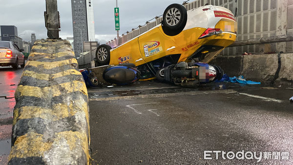 ▲▼計程車行經台1線高架橋自撞匝道安全島後翻車，波及2輛機車。（圖／記者游宗樺攝）