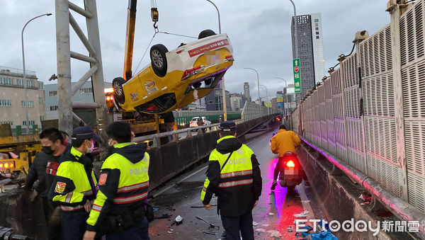 ▲▼計程車行經台1線高架橋自撞匝道安全島後翻車，波及2輛機車。（圖／記者游宗樺攝）