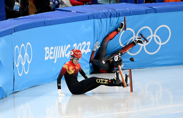▲中國滑冰女將范可新刻意將障礙物推向對手導致自己也慘摔，引發外界熱議。（圖／CFP）