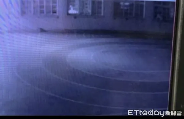 ▲林男從窗戶進入幼兒園進入行竊。（圖／桃園警分局提供）