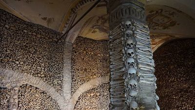 「骷髏頭、人骨」鑲嵌牆上！　葡萄牙教堂用「5000具屍骨」建造超驚悚