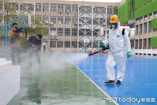 ▲▼寒假結束開學在即，台北市環保局針對轄內公私立高中職、國中小學及公立幼兒園共291所學校進行環境消毒，維護師生健康安全。（圖／記者湯興漢攝）