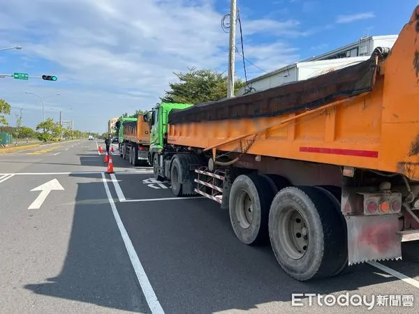 ▲台南市警六分局，結合交通警察大隊於台17線設置活動地磅，全面稽查、攔檢取締大貨車、砂石車、聯結車及曳引車等車輛重點違規。（圖／記者林悅翻攝，下同）