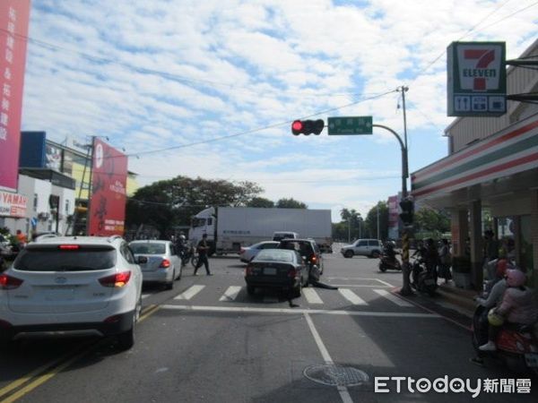 ▲屏東市建國路與復興路車禍            。（圖／記者陳崑福翻攝，下同）