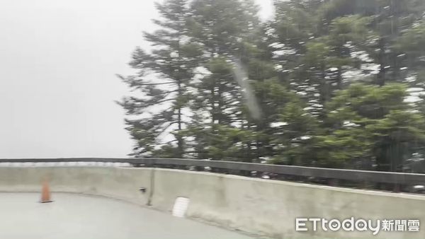 ▲合歡山白天降下冰霰。（圖／林務局松雪樓提供）