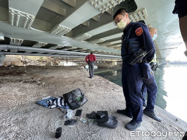 ▲▼高雄第五運河橋下疑有人落水，現場遺留衣物！釣客緊急報警。（圖／記者吳世龍攝）