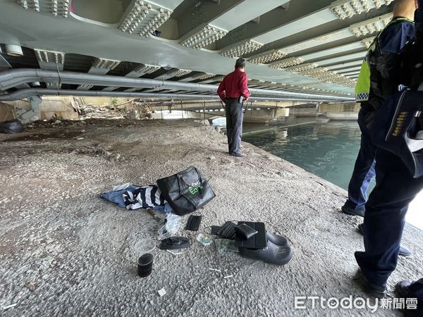 ▲▼高雄第五運河橋下疑有人落水，現場遺留衣物！釣客緊急報警。（圖／記者吳世龍攝）