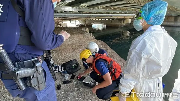 ▲▼高雄第五運河橋下疑有人落水，現場遺留衣物！釣客緊急報警。（圖／記者吳世龍攝）