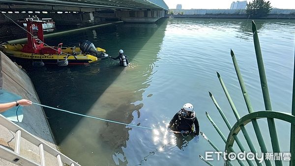 ▲▼高雄男疑落水，潛水人員下水搜救中。（圖／記者吳世龍攝）