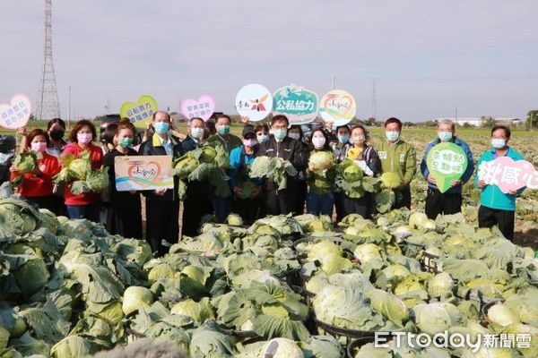 ▲台南市長黃偉哲體恤農民辛苦，發起用行動挺菜農認購活動，邀請企業及團體一起認購高麗菜。（圖／記者林悅翻攝，下同）