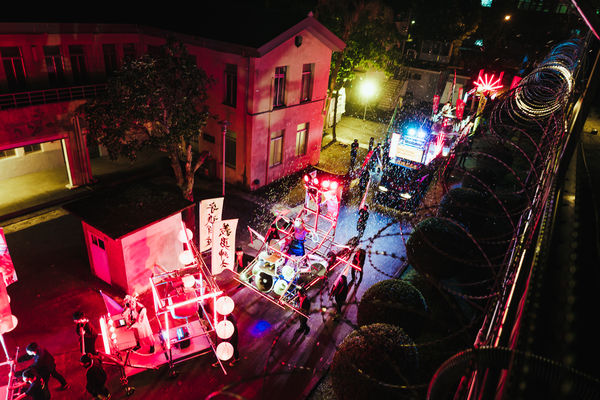 ▲▼樂團「拍謝少年」歌曲〈出巡〉邀請白色恐怖受難者蔡寬裕出演MV。（圖／拚場藝術撞擊pi&agrave;nn-ti&ucirc;nn提供）