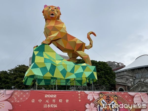 ▲▼清水區公所舉辦「璀璨鰲峰迎虎年」燈會，11日點燈，現場免費提供3千個小提燈。（圖／記者鄧木卿攝）